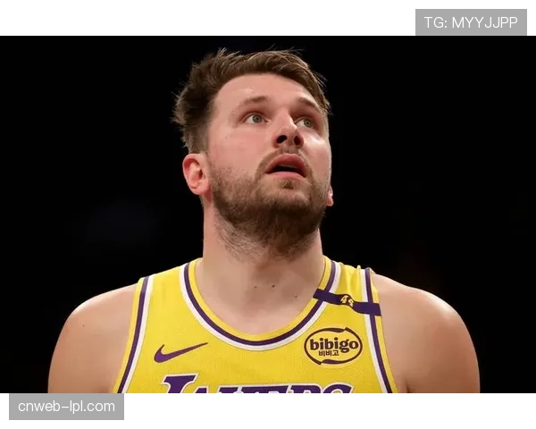 里夫斯爆发砍下25分 湖人进攻火热 东契奇缺阵更显关键 里夫斯爆发砍下25分 湖人进攻火热 东契奇缺阵更显关键