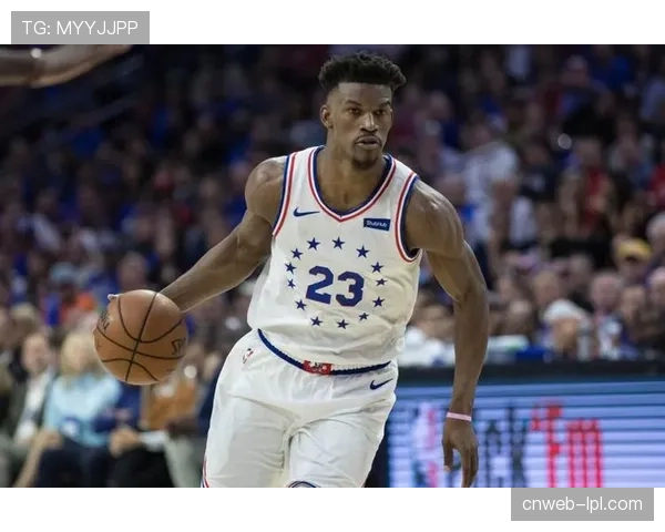 巴特勒广告片场戴黑长直假发，硬汉造型逗笑库里