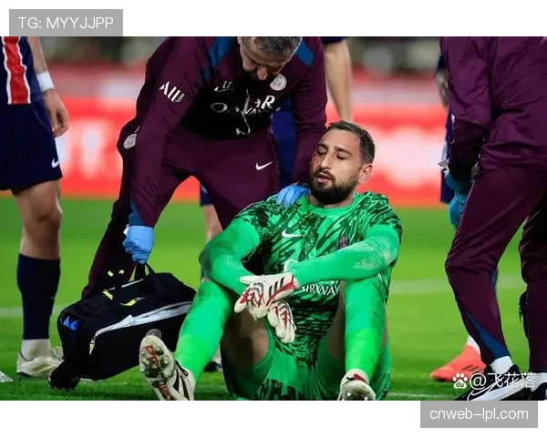 摩纳哥球迷丢杂物致比赛中断,裁判警告再犯将判负 摩纳哥球迷丢杂物致比赛中断,裁判警告再犯将判负