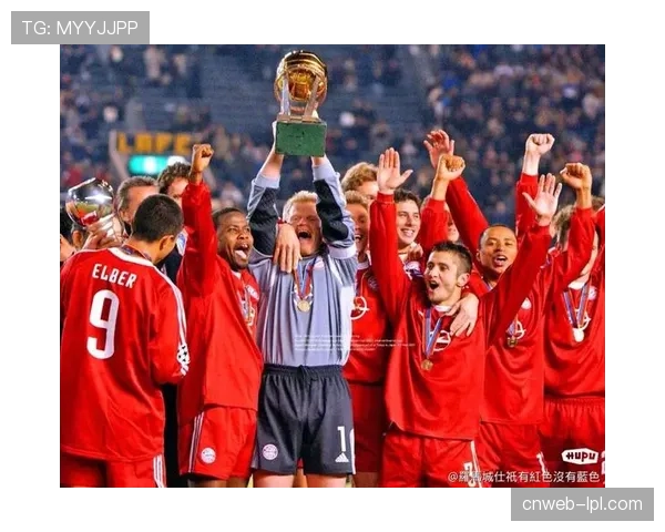 “足球无疆界”慈善赛在慕尼黑举行,众多德甲退役球星参赛。 “足球无疆界”慈善赛在慕尼黑举行,众多德甲退役球星参赛。