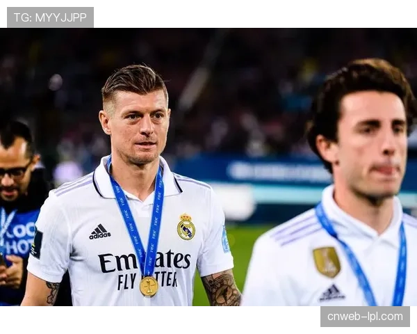 官方:皇马与克罗斯续约一年,典礼中场核心将继续引领球队节奏 官方:皇马与克罗斯续约一年,典礼中场核心将继续引领球队节奏